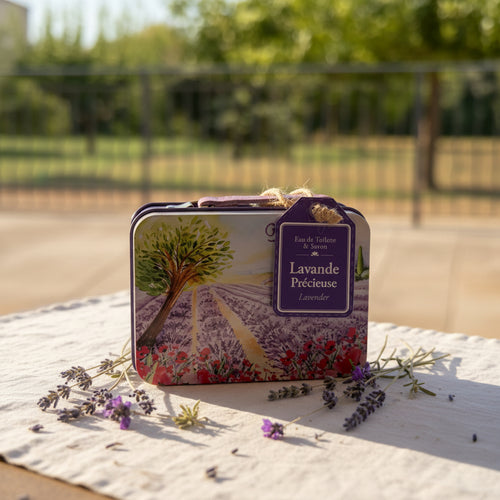 Coffret Lavande Précieuse avec eau de toilette et savon dans une boîte métal illustrée de Provence