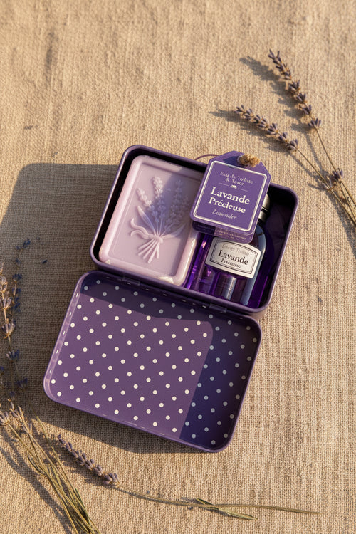 Coffret Lavande Précieuse ouvert avec eau de toilette et savon parfumé à la lavande